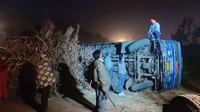 मुजफ्फरनगर में गन्ना लदा ओवरलोड ट्रक बस पर पलटा, लगी आग; एक दर्जन लोग घायल

